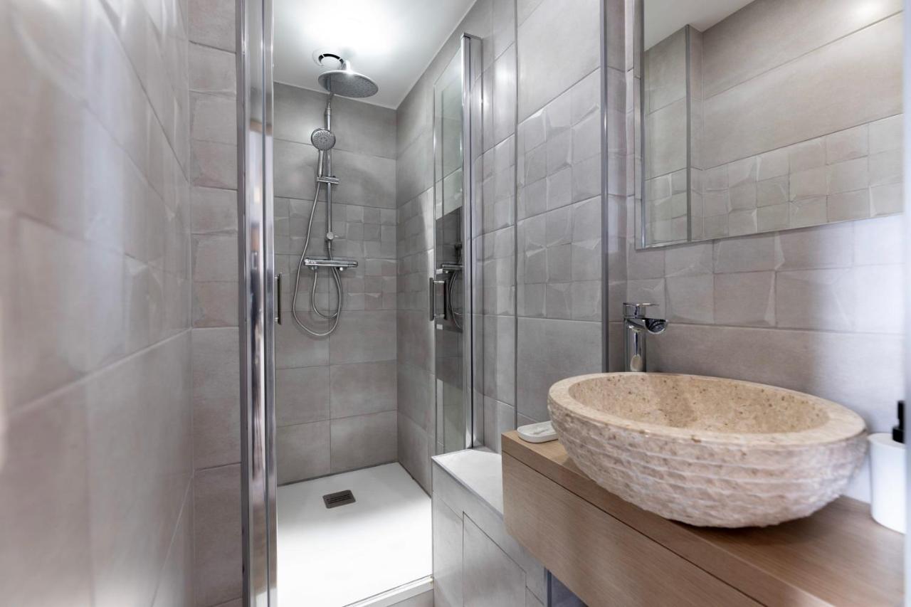 Amazing Apartment Under The Roof In Paris 8Th Zewnętrze zdjęcie